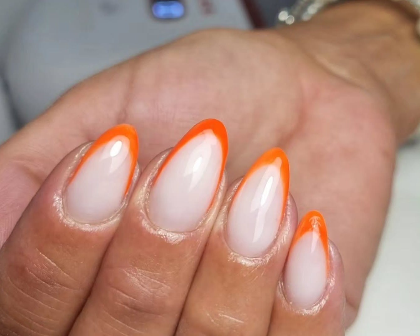 Amandelvormige nagels met oranje French tips